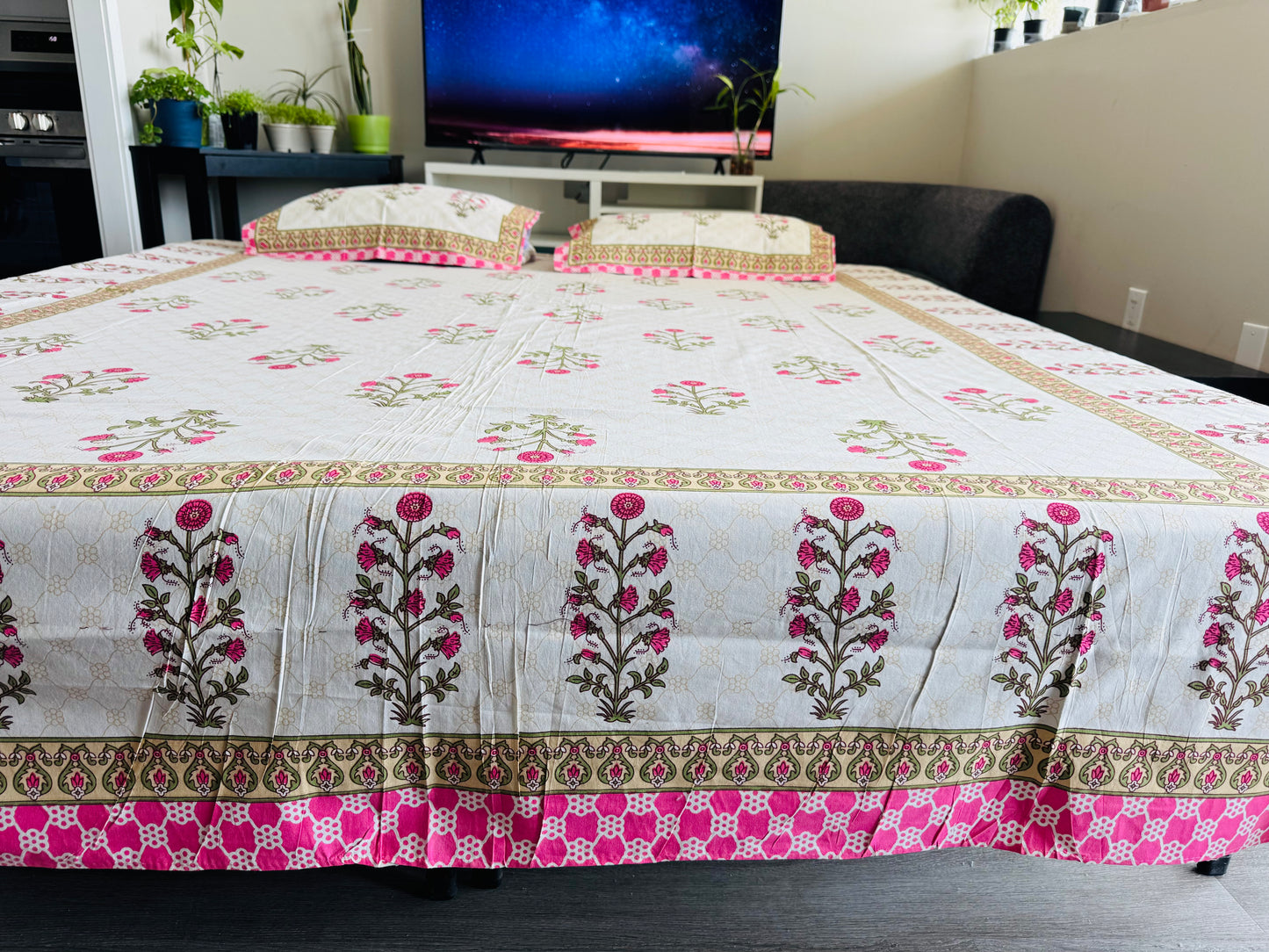 Hand-Block Printed Cotton Queen Bedsheet – Pink Floral Spray | Aayamora