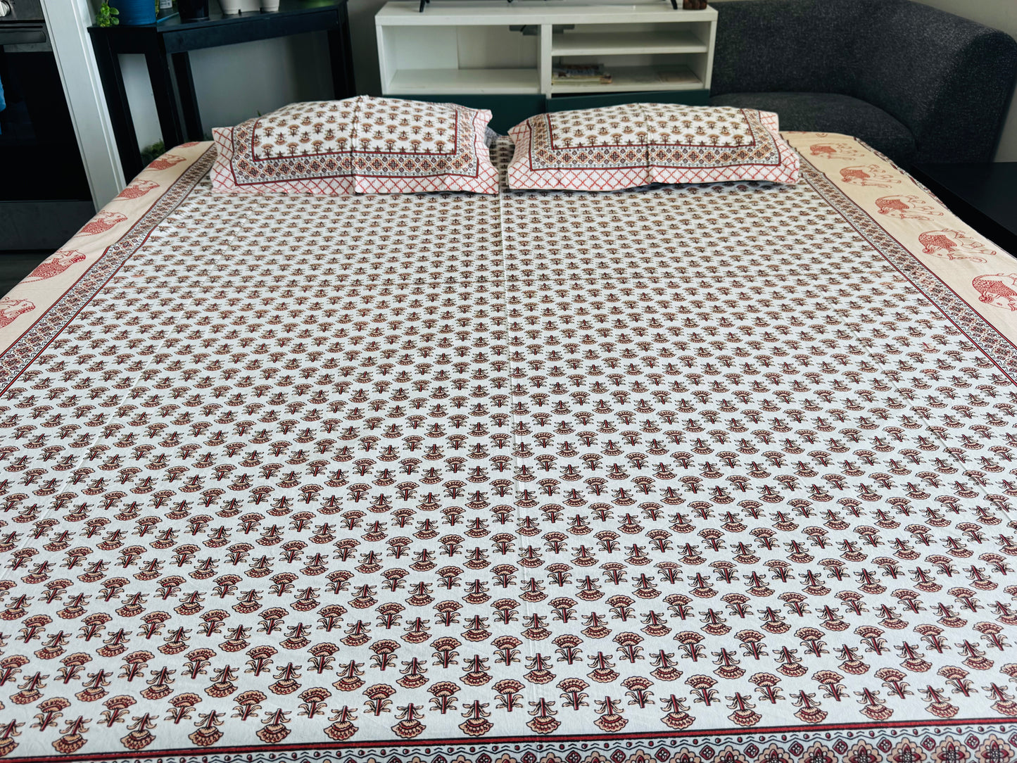 Hand-Block Printed Cotton Queen Bedsheet – Maroon Booti Print | Aayamora