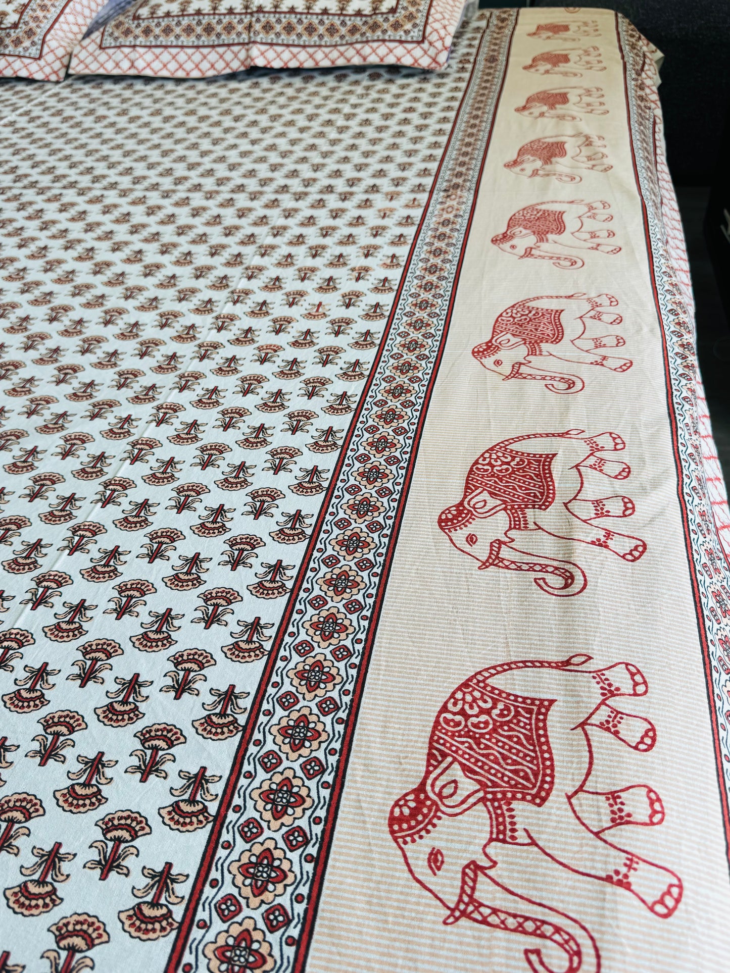 Hand-Block Printed Cotton Queen Bedsheet – Maroon Booti Print | Aayamora